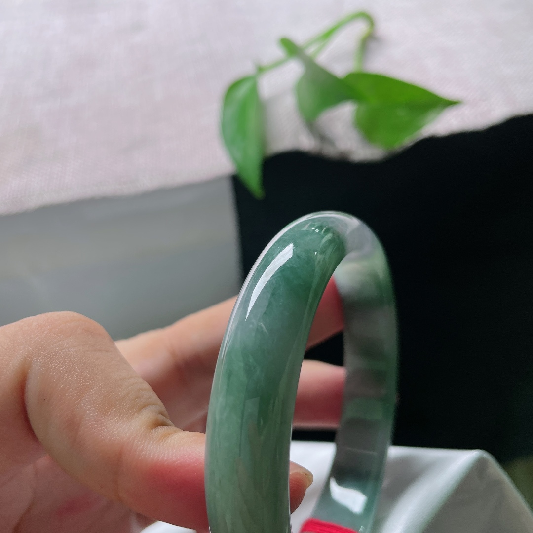 54.8/11.7/7.2，油青正圈，一点皮纹，玉色沉静幽深，质地油润细腻，色泽内敛厚重，上手复古沉稳，ss58015a