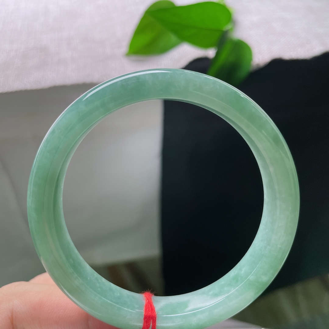 绿底正圈，一点皮纹，色调柔和均匀，玉面光泽温润，如同山间一汪浅潭，清润不张扬，日常佩戴温柔显气质。ss57919a