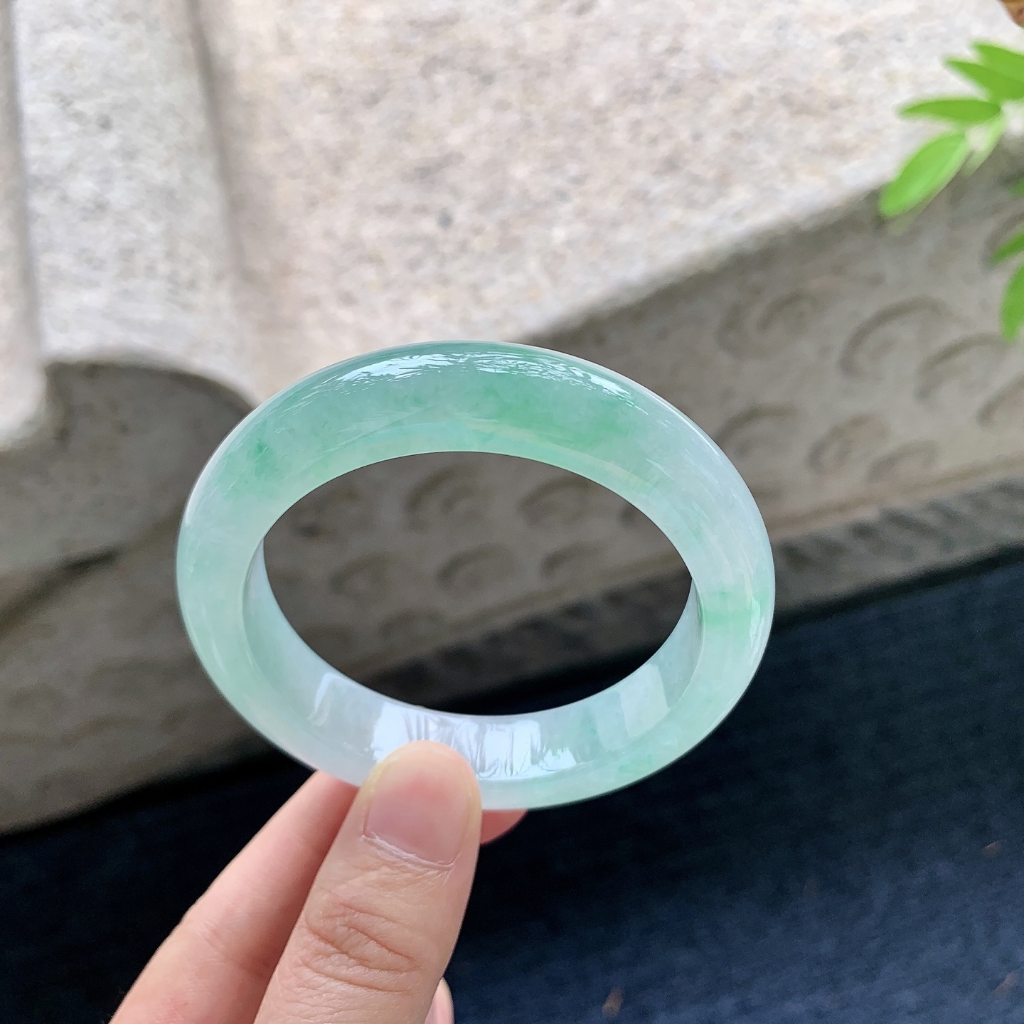 正圈52 53，圈口53/12.8/8.7，编码W6090319，冰糯飘绿，水润，种老，细腻，打灯有絮线