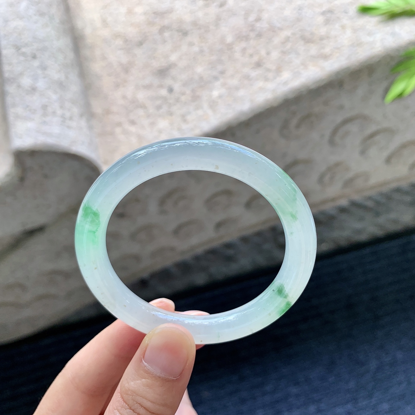 圆条49 50，圈口50.7/8.6/8，编码BA090366，描述：糯冰飘绿，水润，种老，细腻，有棉纹。