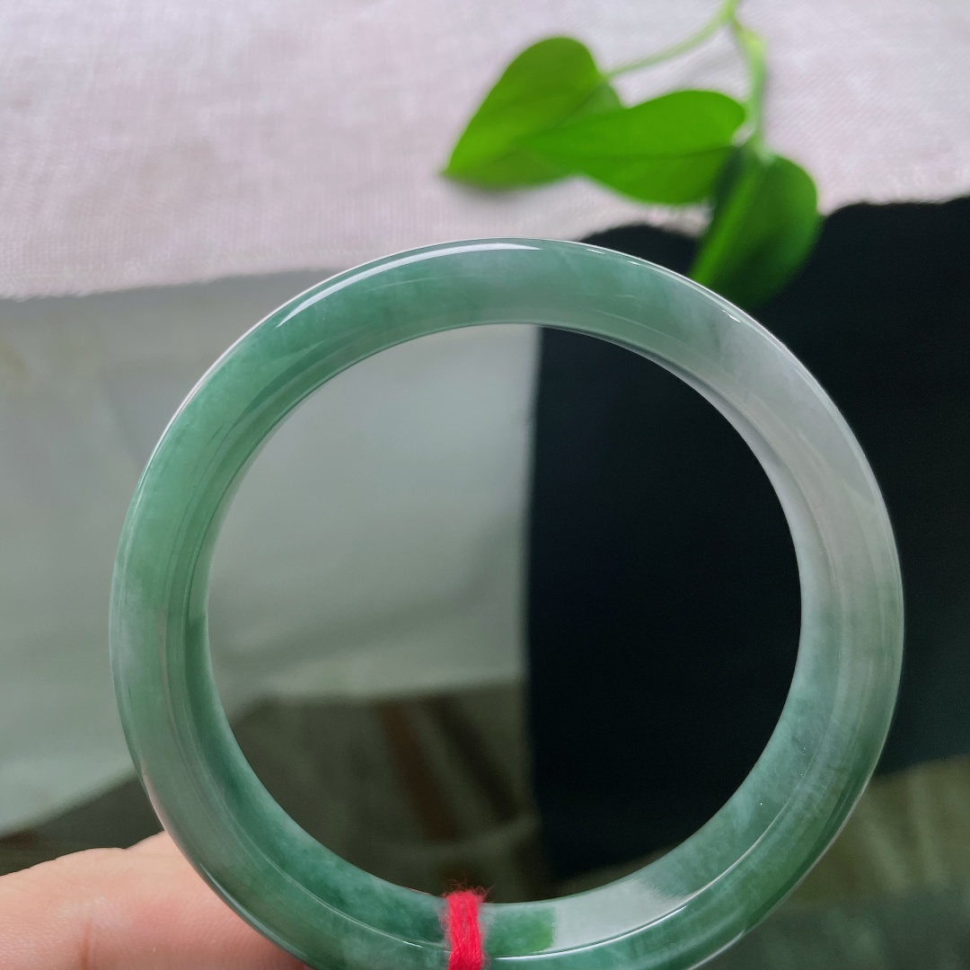 58.6/11.9/8，油青正圈，内纹，玉质温润凝实，色调古朴沉静，不张扬不抢眼，日常佩戴百搭耐看，自带一份从容淡定的温润气质。ss58027a