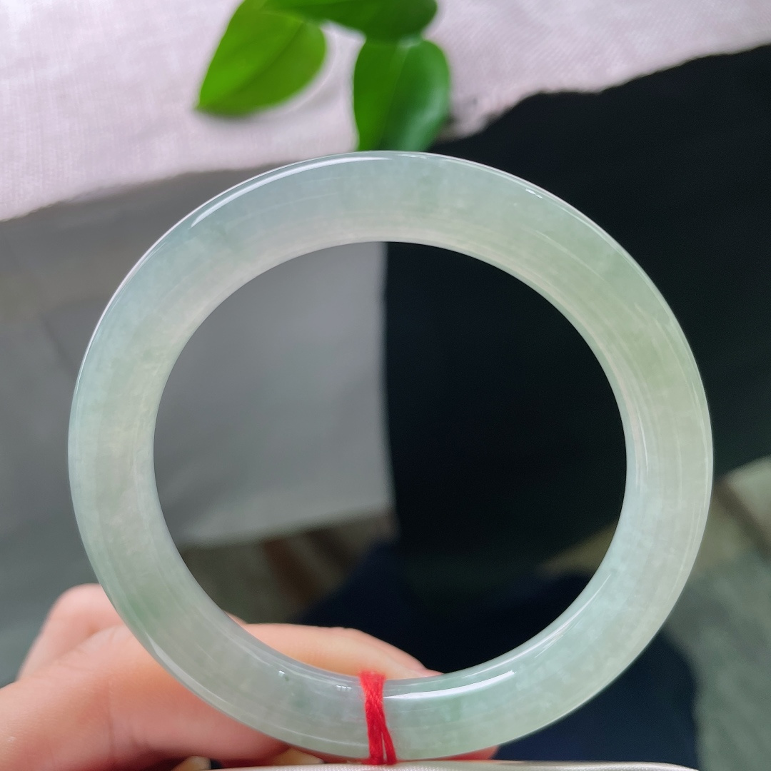晴底圆条，一点皮纹，质地通透莹润，水头清亮，上手清透雅致，自带一股干净清冷的江南气韵，温柔又显脱俗气质。ss58010a