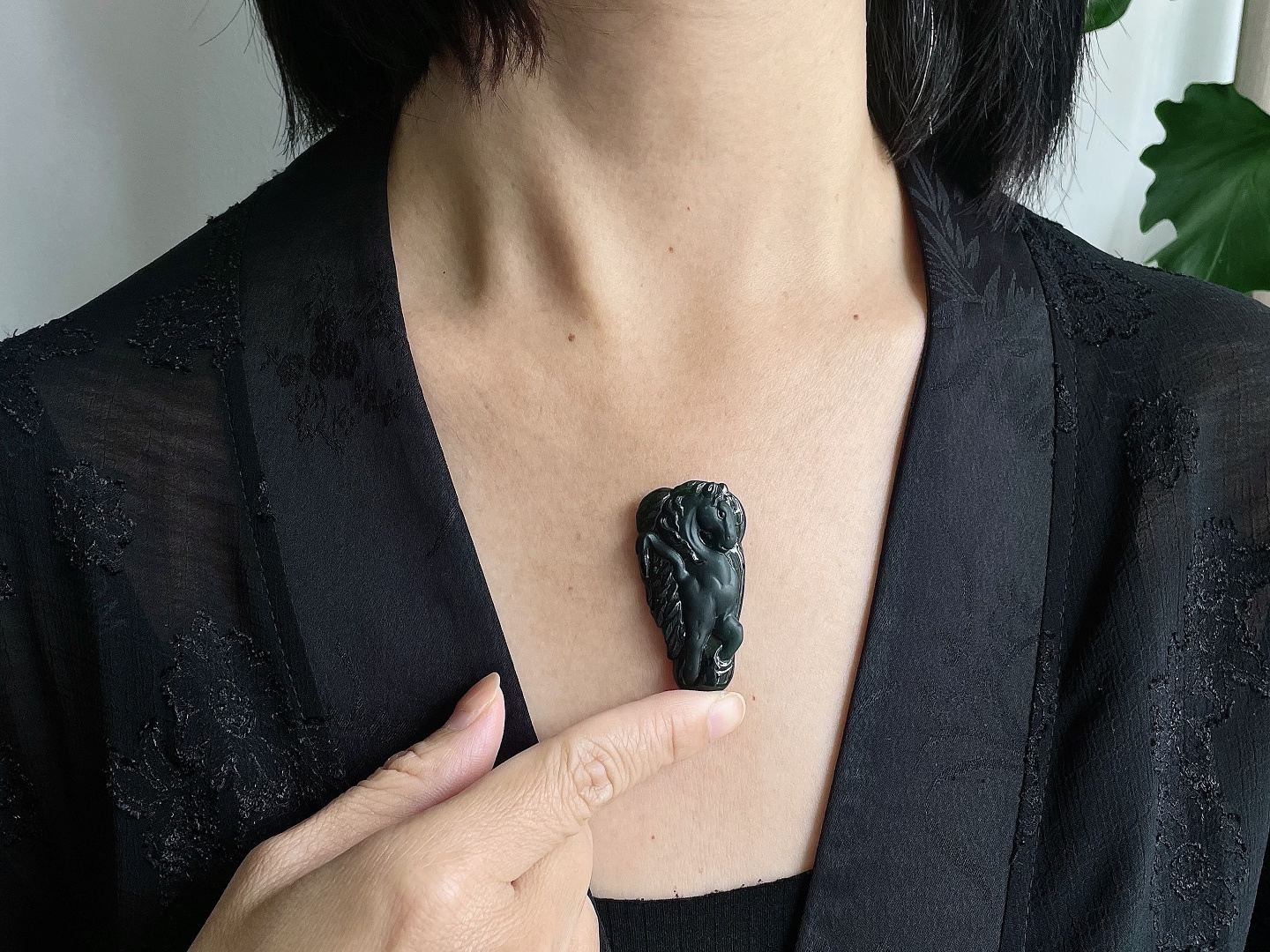 【墨翠】墨翠生肖马牌吊坠,【说明】缅甸 无裂 性比高 厚装,【尺寸】47.8-25.3-8.2,【重量】16.8克