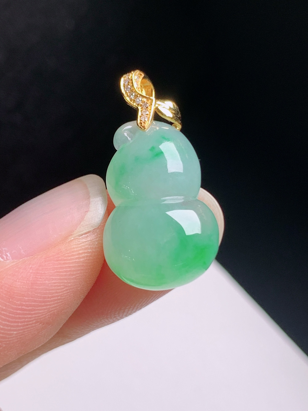 冰飘绿葫芦吊坠，色泽鲜嫩，圆润饱满，福禄双全，裸石19.8-12.8-725.8