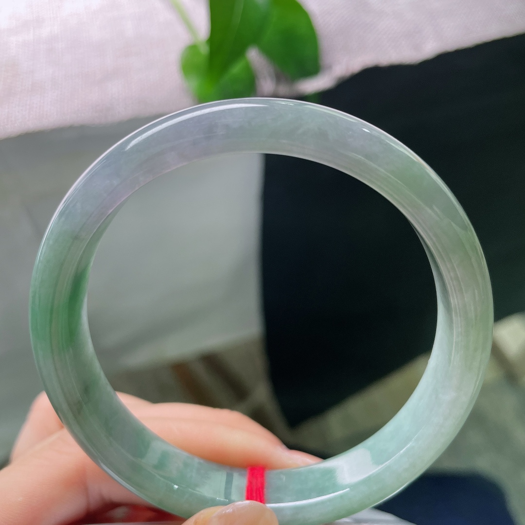 绿底正圈，一点晶体，绿调清润鲜活，紫调淡雅朦胧，冷暖双色碰撞，氛围感十足。ss58025a