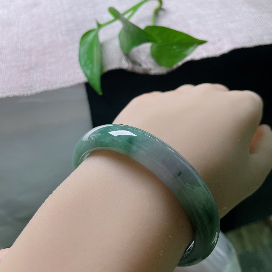 54.8/11.7/7.2，油青正圈，一点皮纹，玉色沉静幽深，质地油润细腻，色泽内敛厚重，上手复古沉稳，ss58015a