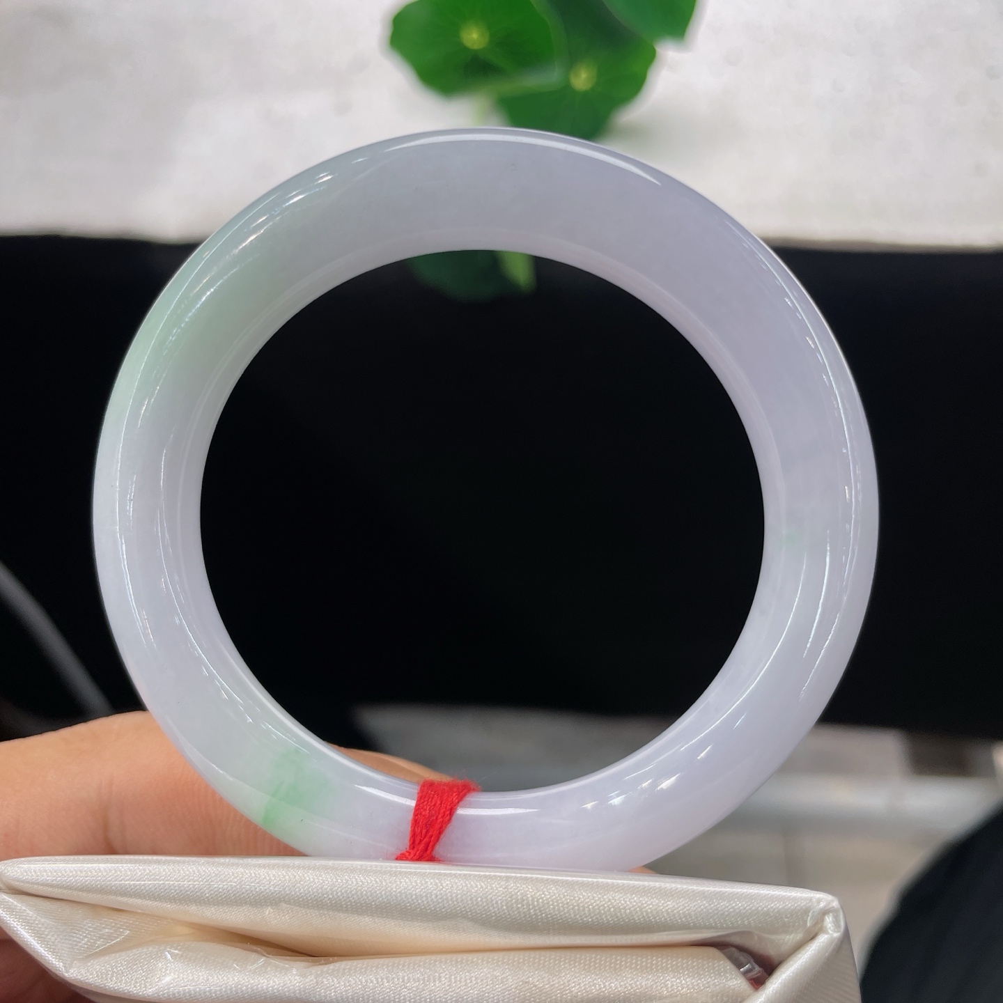 天然翡翠手镯 圈口53.6/9.8，紫底飘绿花圆条，紫韵浅浅，翠色点点，有纹微扣，上手无视