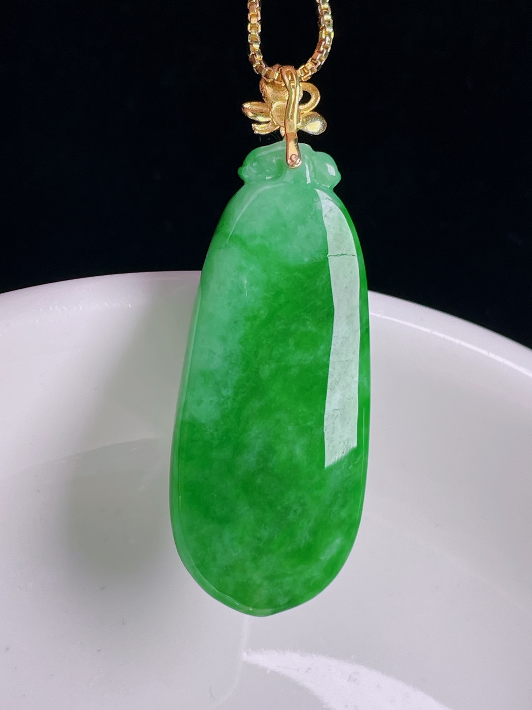 辣绿福瓜，18k镶嵌，老种起光，细底通透，尺寸：38裸石32/13.4/7.6mm0902