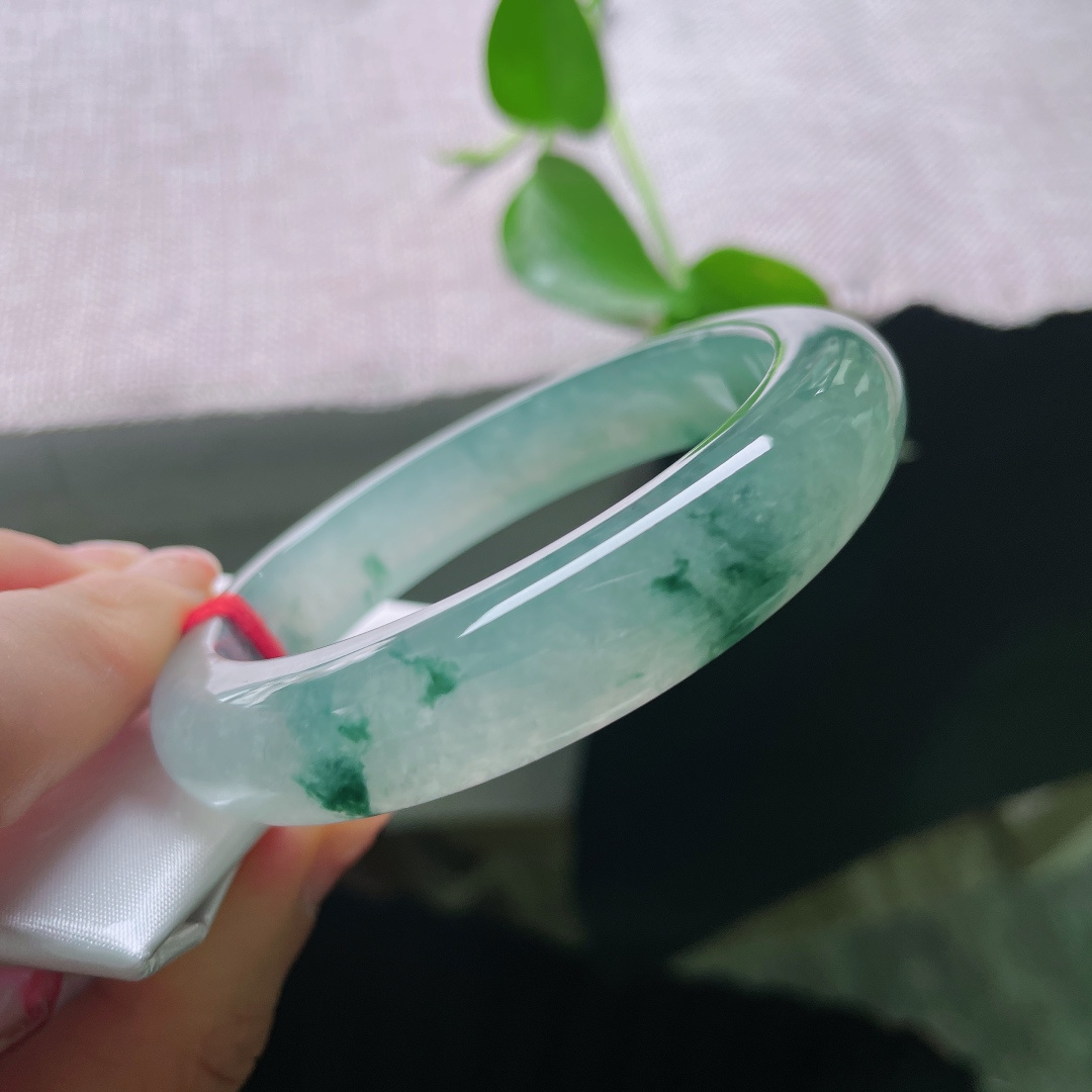 56.9/12.7/9.3，冰飘花正圈，无裂，浓绿飘花如泼墨写意，浓淡层次自然天成，不刻意雕琢，是独一份沉静疏离的清冷诗意。ss56153a。