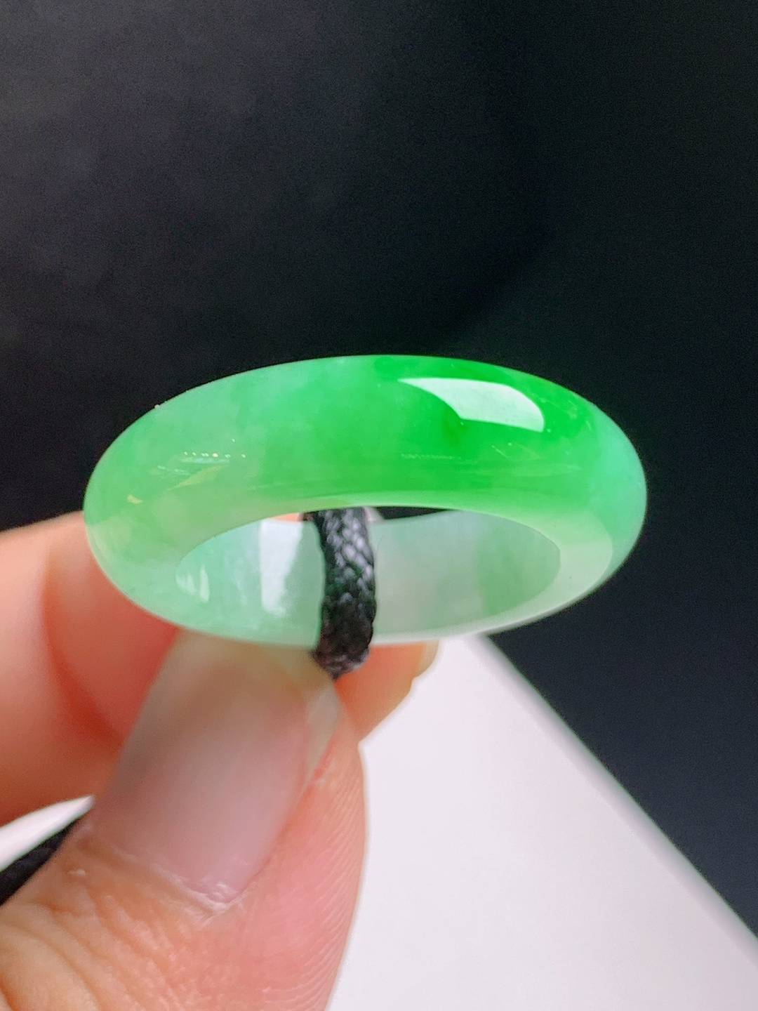冰飘绿指环，色泽鲜亮，玉质温润，圆满喜乐，裸石26.3-6.1-4.5，圈口14，110901