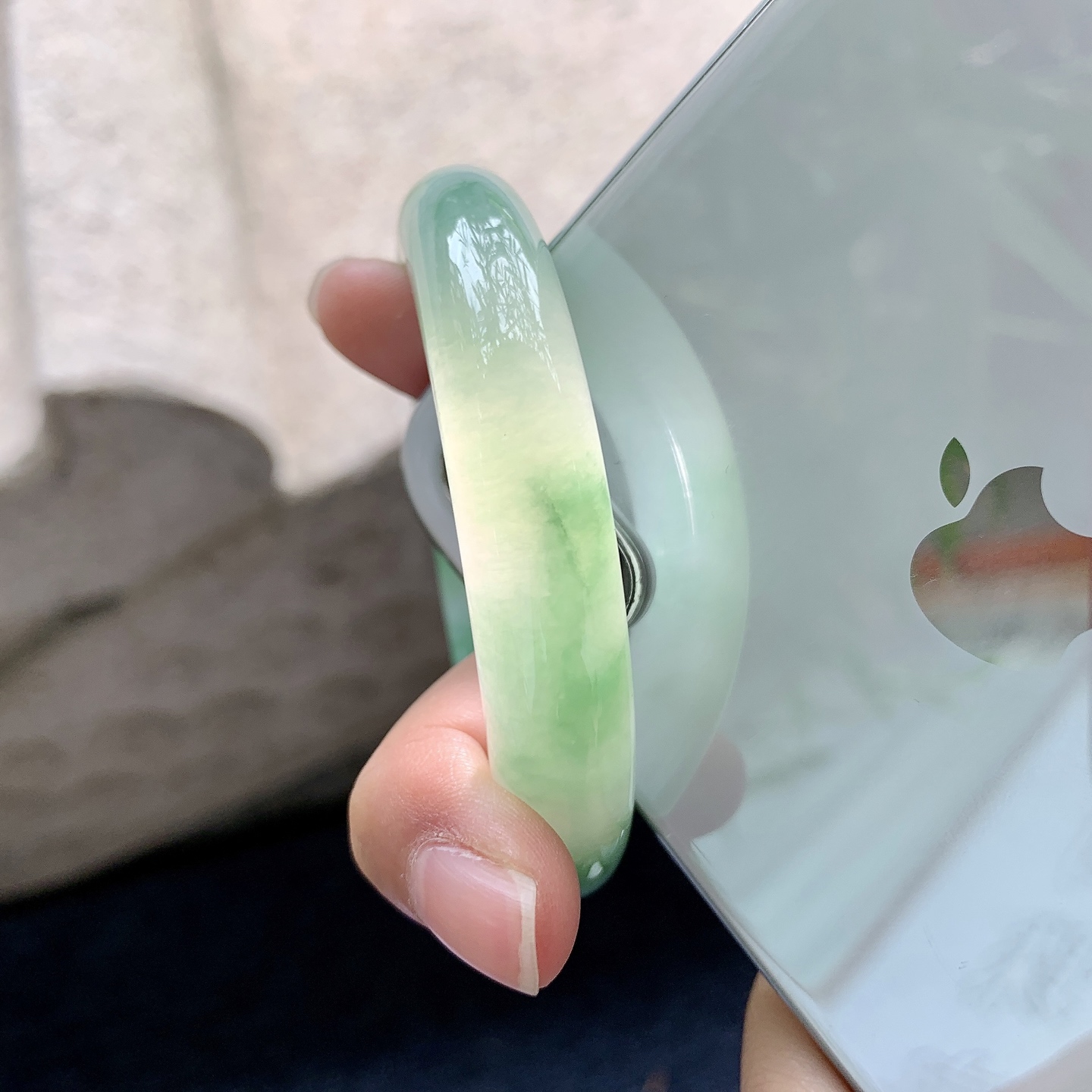 正圈，圈口53.5/11.7/8.4，编码W6090313，细糯飘辣绿，水润，种老，细腻，打灯有纹线