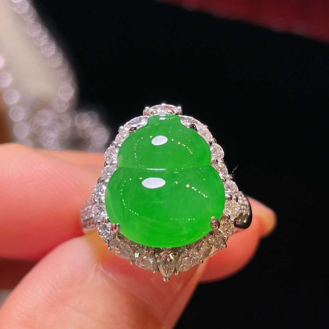 翡翠A货 葫芦戒指，阳绿满色，料子冰润细腻，种老起光，18k金镶真钻，上身佩戴效果很好，尺寸如图，