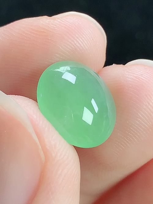 冰晴绿蛋面，无裂，尺寸11.6-9.8-3.7mm，J02yja