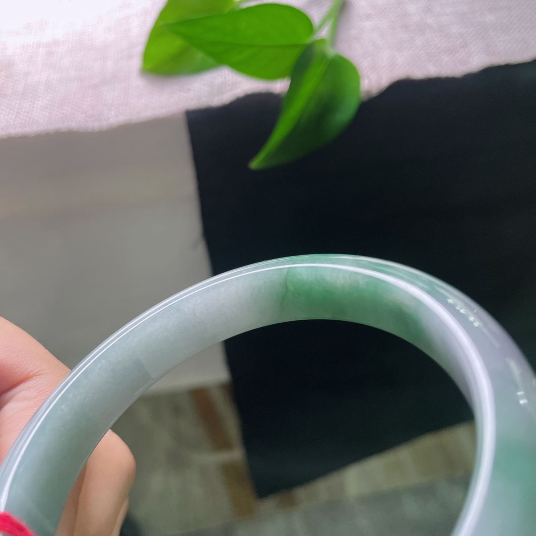 油青正圈，有纹，色醇厚内敛色调统一和谐，沉稳低调，上手显白显气质，是越戴越有韵味的经典之选。ss58017a