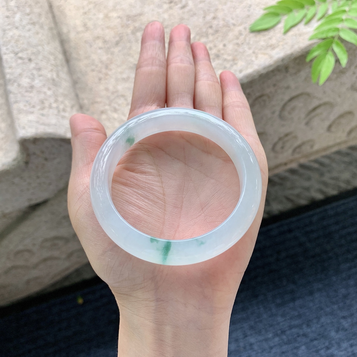 正圈54 55，圈口55/11.5/8.3，编码C5082783，冰糯飘绿，水润，种老，细腻，有纹线
