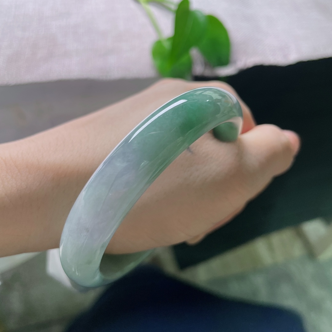 绿底正圈，一点晶体，绿调清润鲜活，紫调淡雅朦胧，冷暖双色碰撞，氛围感十足。ss58025a