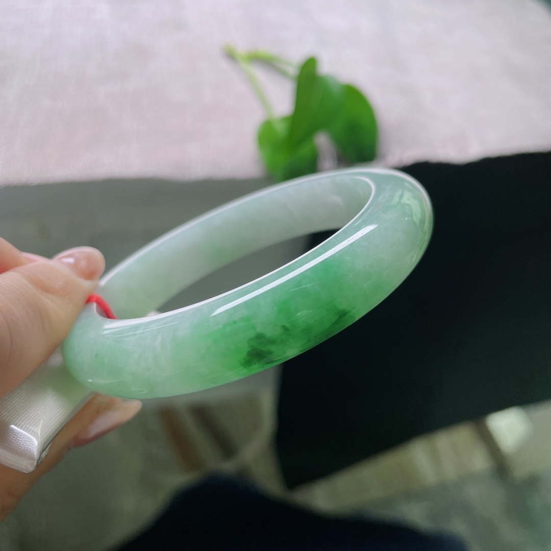 飘绿正圈，无裂，淡雅浅底色衬着一抹浓绿，绿感鲜活明艳，一淡一浓对比恰到好处，不艳俗。ss57969a