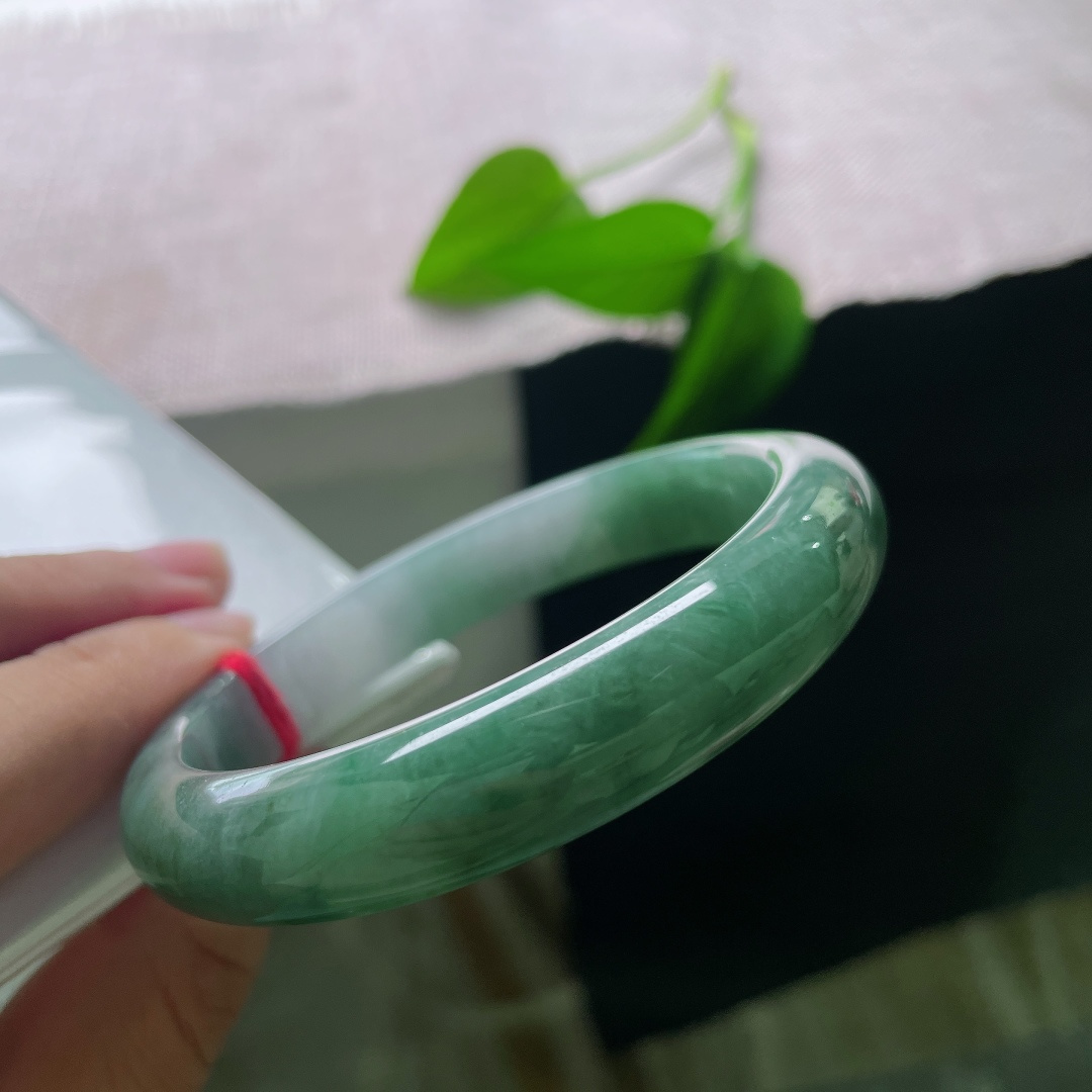 58.6/11.9/8，油青正圈，内纹，玉质温润凝实，色调古朴沉静，不张扬不抢眼，日常佩戴百搭耐看，自带一份从容淡定的温润气质。ss58027a
