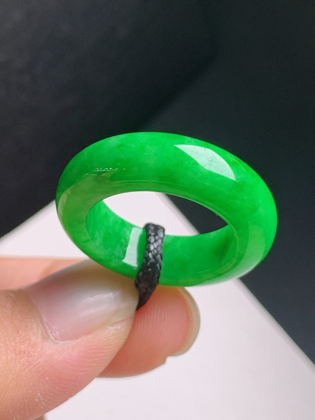 辣绿指环，色浓艳美，版型厚实，贵气百搭