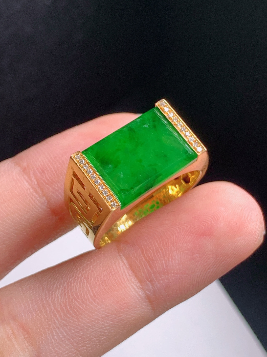 辣阳绿方牌戒指，满色浓郁，版型周正，沉稳显贵