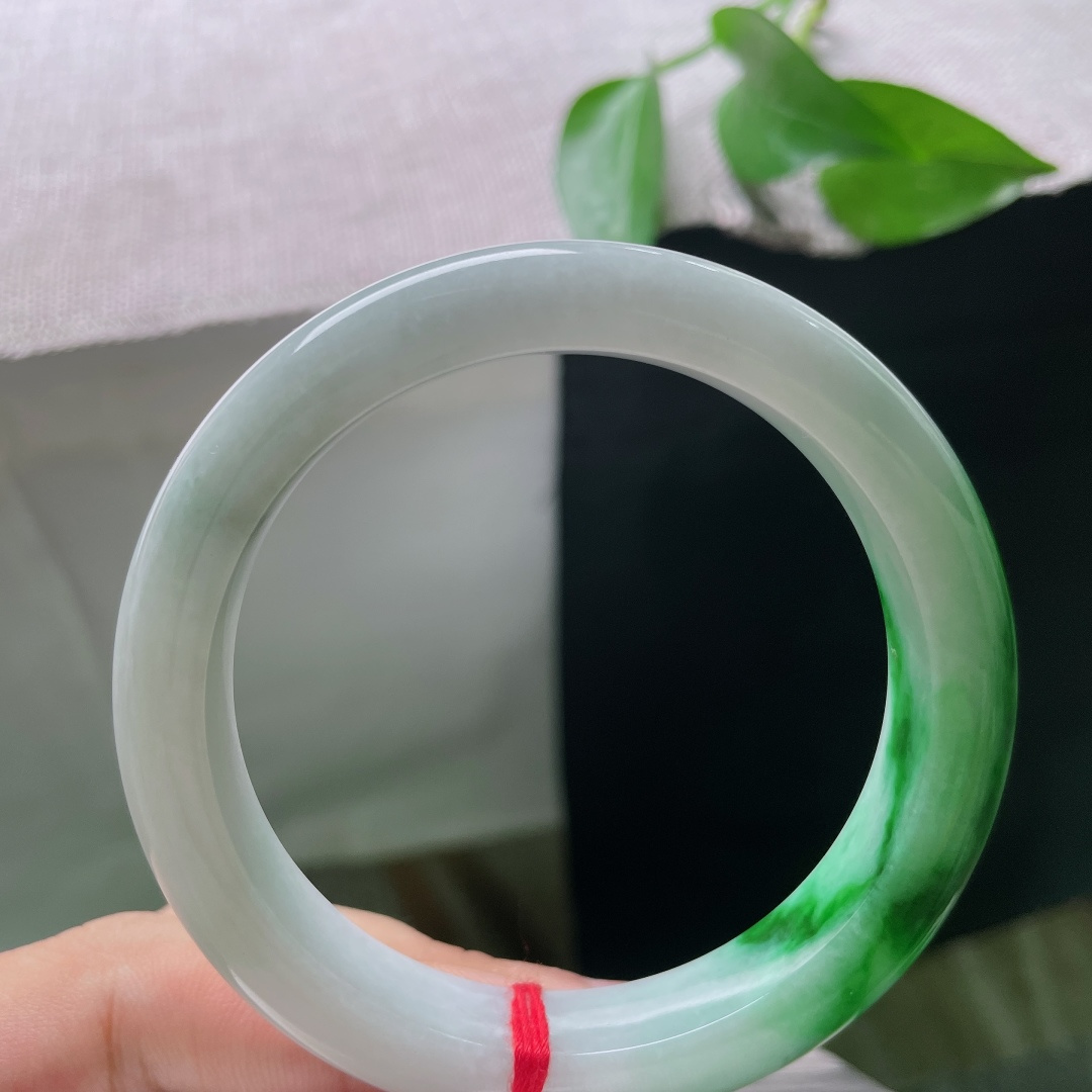 白底青正圈，一点皮纹，素净洁白玉底，艳润的辣绿恣意晕染，翠色浓烈鲜活，上手自带古典明媚的氛围感。ss57987a