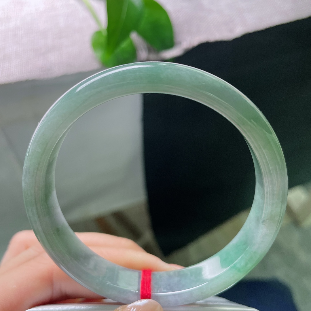 绿底正圈，一点晶体，绿调清润鲜活，紫调淡雅朦胧，冷暖双色碰撞，氛围感十足。ss58025a