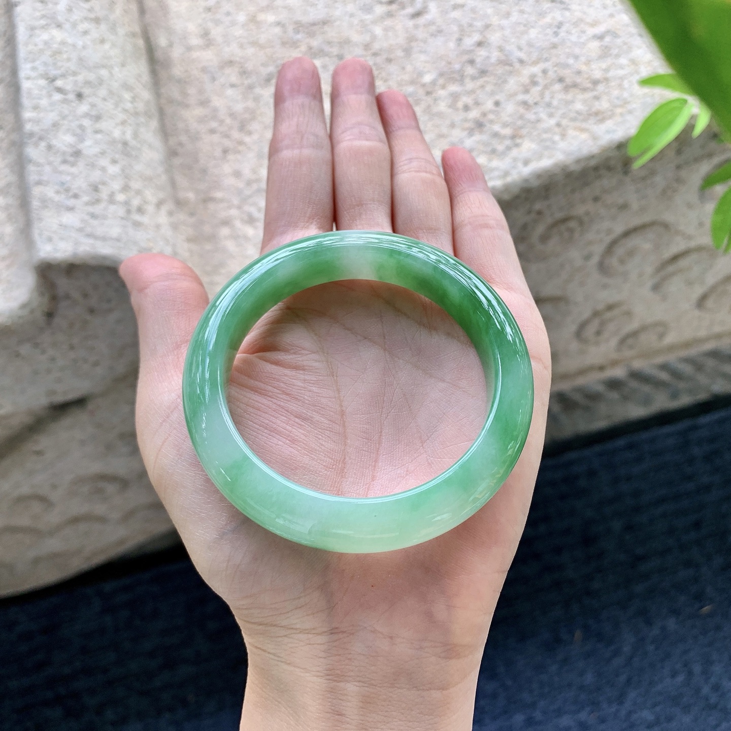 正圈，圈口53.5/11.7/8.4，编码W6090313，细糯飘辣绿，水润，种老，细腻，打灯有纹线