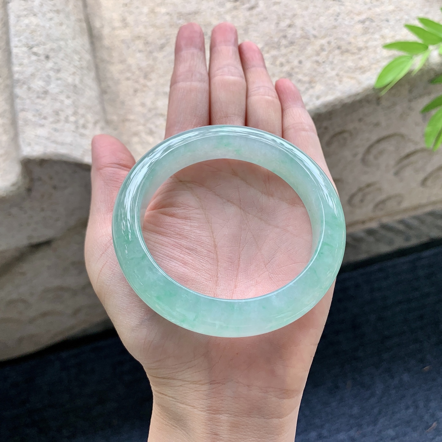 正圈56 57，圈口57/13/9.2，编码W6090330，描述冰糯飘绿，水润，种老，细腻，打灯有