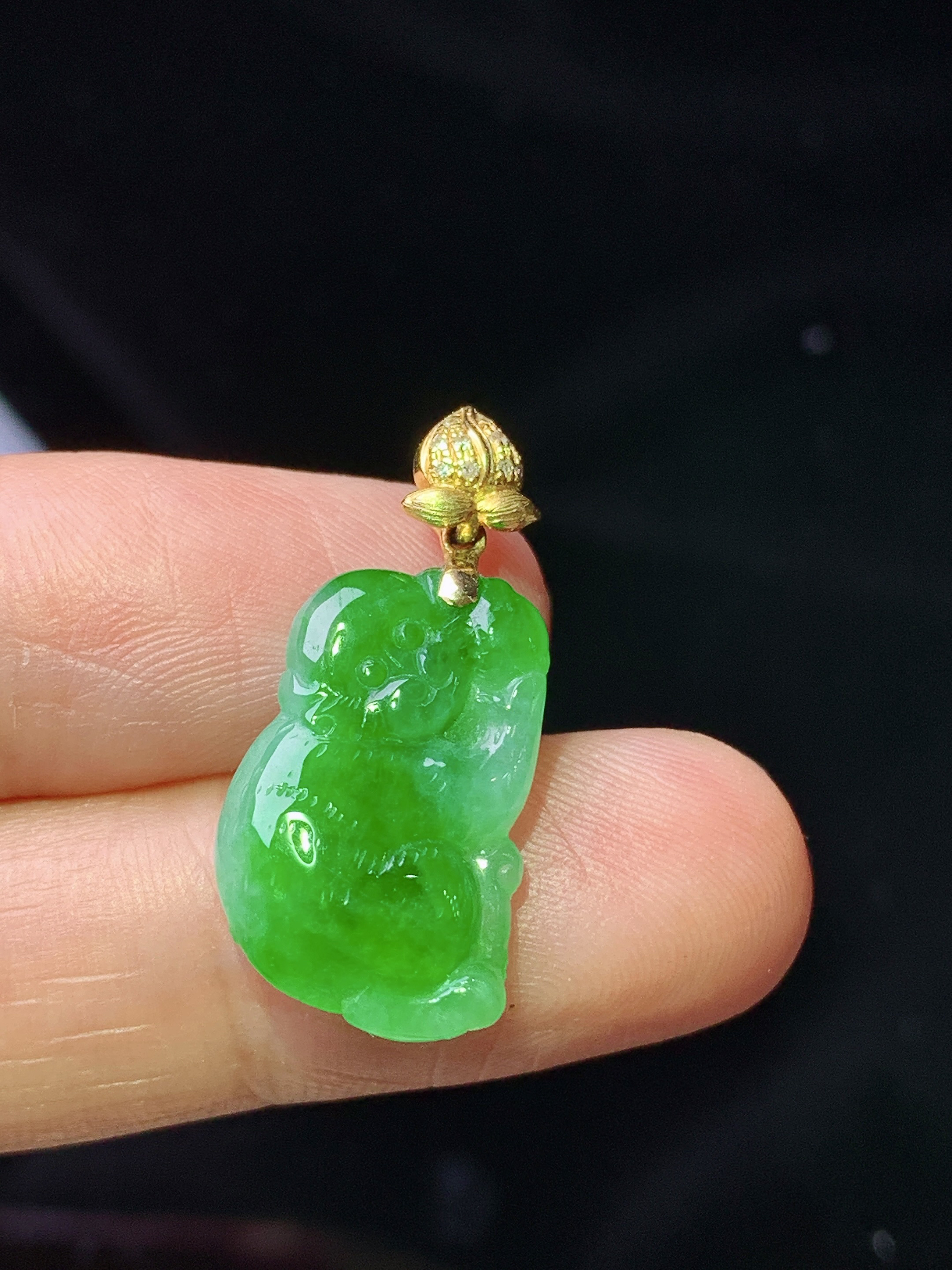 18k金镶嵌阳绿灵猴献寿吊坠 玉质细腻 色泽艳丽清新 水润亮眼 整体尺寸26*12*4.8 z1