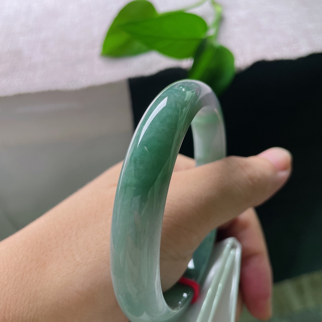 油青正圈，有纹，色醇厚内敛色调统一和谐，沉稳低调，上手显白显气质，是越戴越有韵味的经典之选。ss58017a