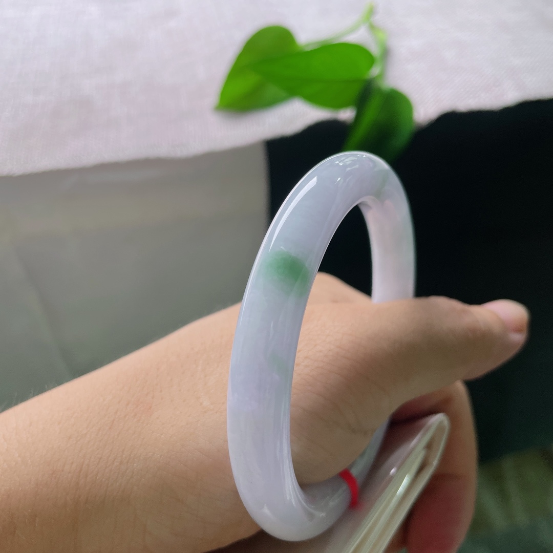 圆条，一点皮纹，细腻温润，淡紫基调，紫绿相融温柔雅致，自带春日朦胧浪漫感，温婉又富有诗意。ss57874a