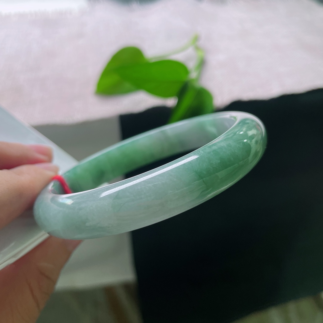 油青正圈，有纹，色醇厚内敛色调统一和谐，沉稳低调，上手显白显气质，是越戴越有韵味的经典之选。ss58017a