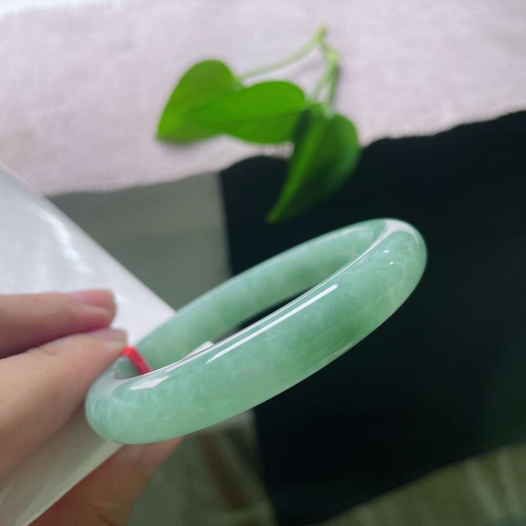 绿底正圈，无裂，似一湖青山碧水凝于腕间，沉静安然，自带从容温婉的东方气质。ss57924a