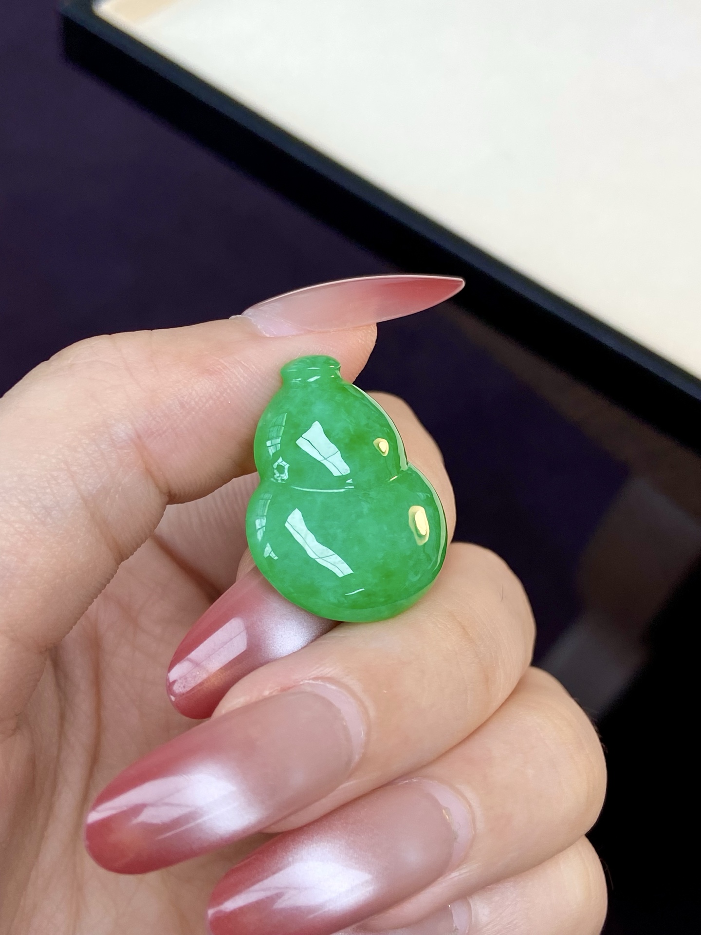 ️高冰种满绿葫芦，色浓郁，小口吸财 大肚纳福，镶枚吊坠温婉优雅，裸石：25.7-20.2-6.3m