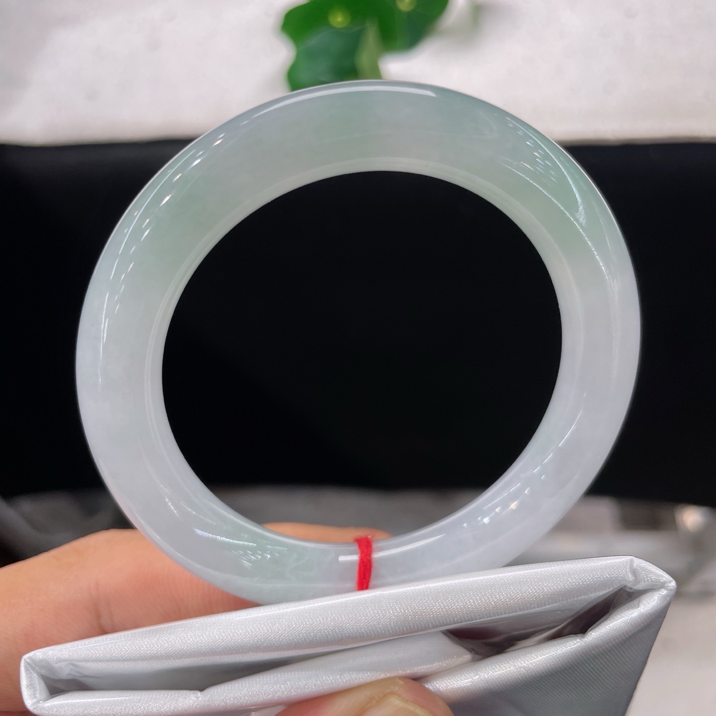 天然翡翠手镯，圈口53/9.8，糯冰飘绿圆条，53/54正圈可戴，一镯盛晴水，腕间揽湖光，无裂。