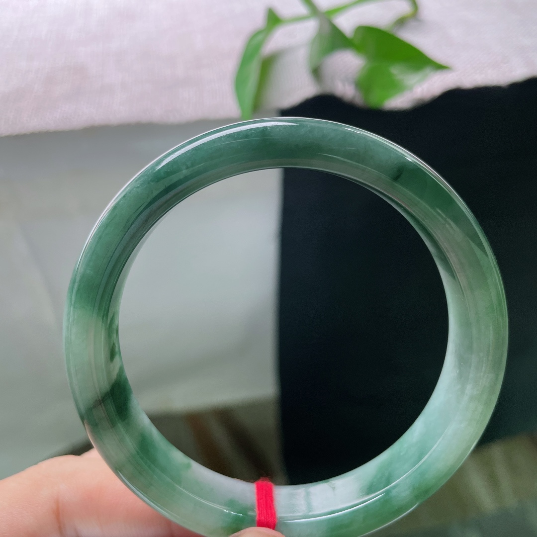 油青飘花，自带沉静复古的油青基调，深浅飘花如同水墨山水般漫布镯身，意境悠远，低调又很有韵味。ss58018a