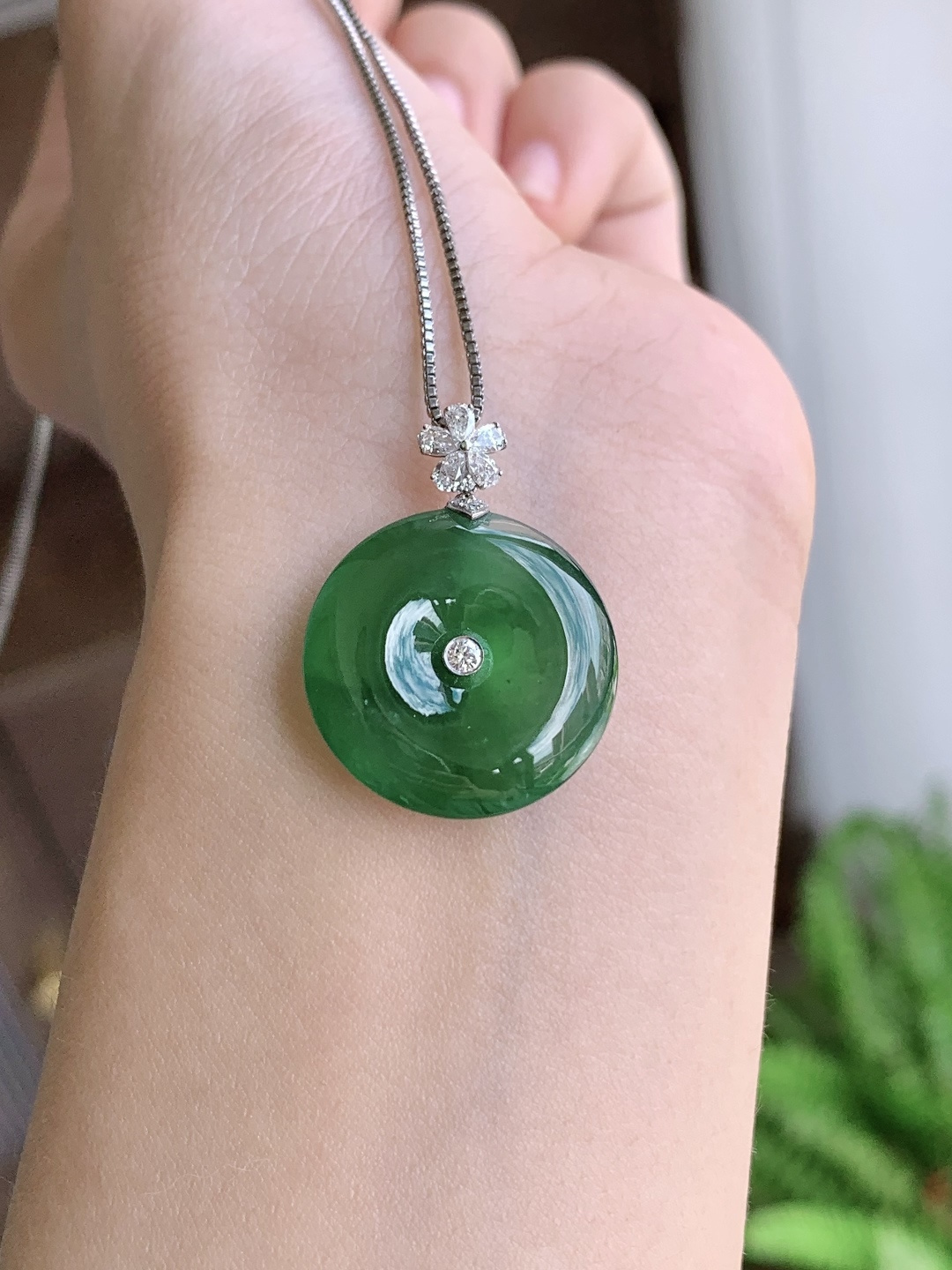 冰晴绿平安扣吊坠，18k金镶嵌，无裂，性比高26.4，裸石19.6-4.8，重量4克