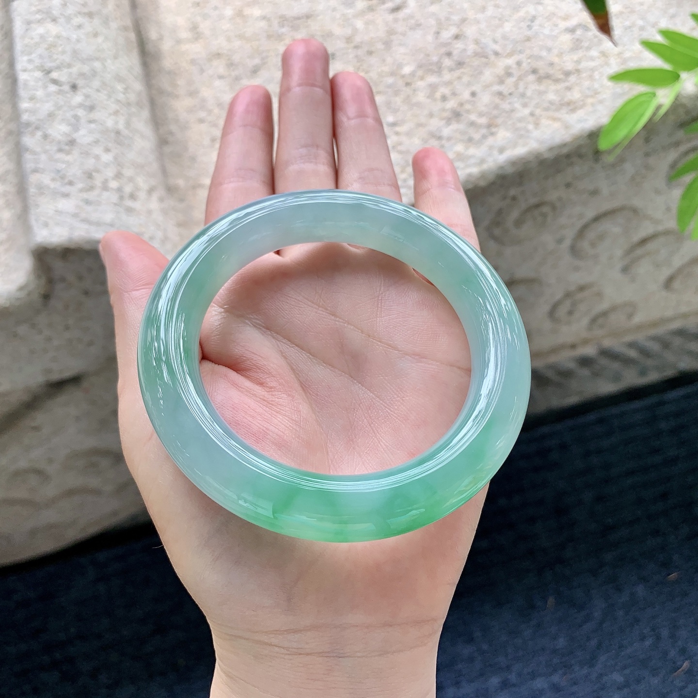 圆条57 58，冰糯飘绿，水润，种老，细腻，打灯有絮线