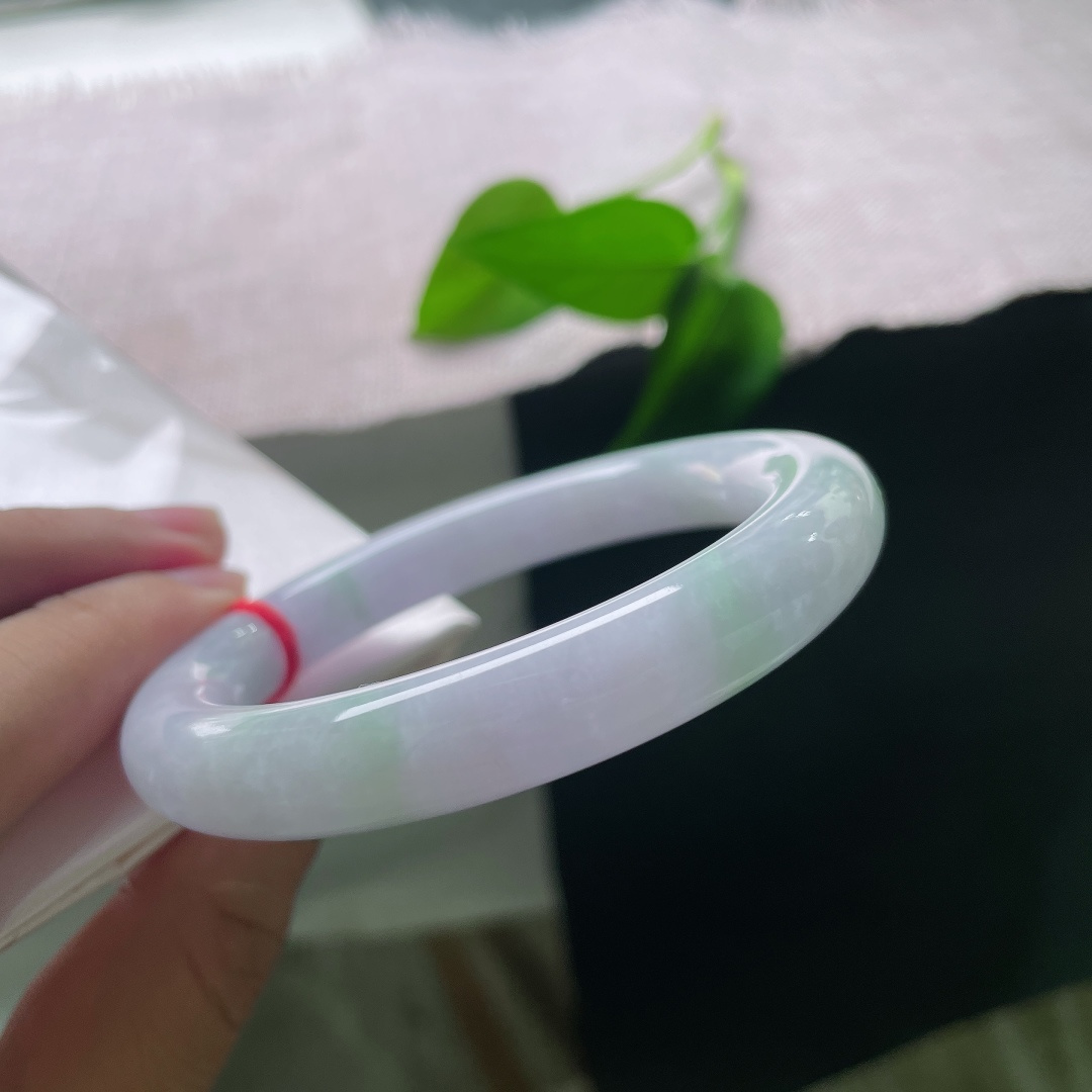 55.8/10.6，圆条，一点皮纹，紫调柔和不浓烈，清新淡雅，不张扬不艳俗，把含蓄的东方柔韵凝于腕间。ss57870a
