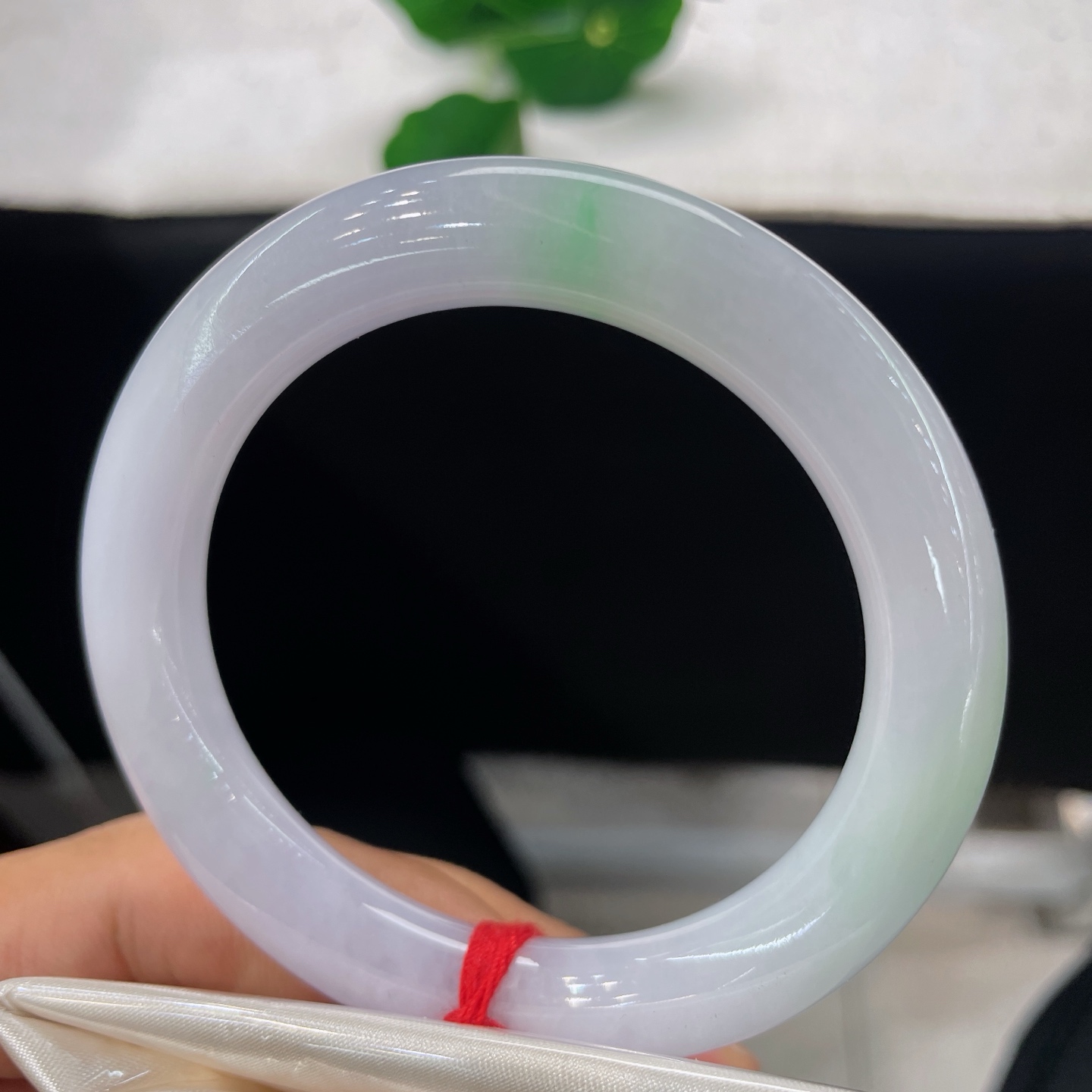 天然翡翠手镯 圈口53.6/9.8，紫底飘绿花圆条，紫韵浅浅，翠色点点，有纹微扣，上手无视
