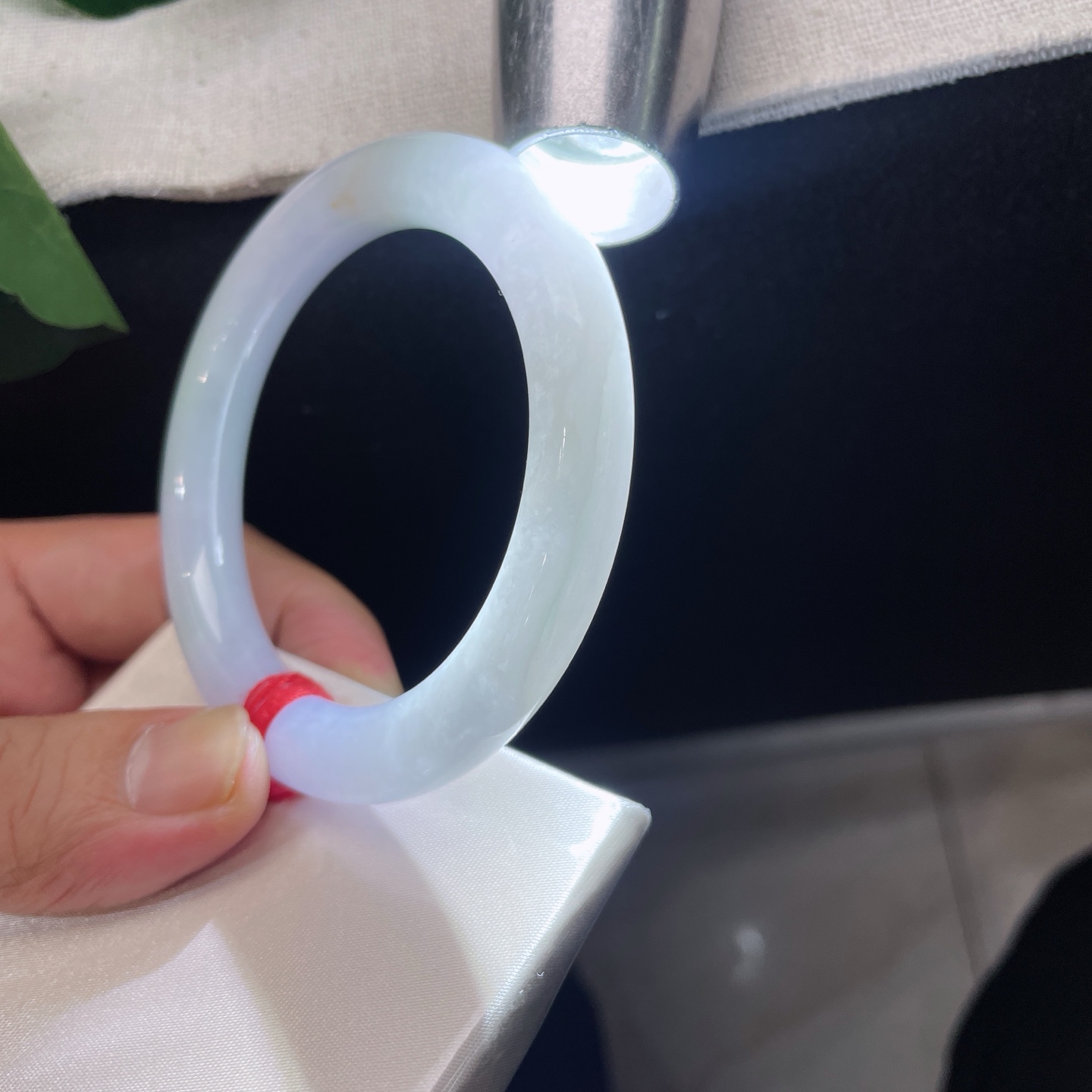 天然翡翠手镯 圈口53.6/9.8，紫底飘绿花圆条，紫韵浅浅，翠色点点，有纹微扣，上手无视