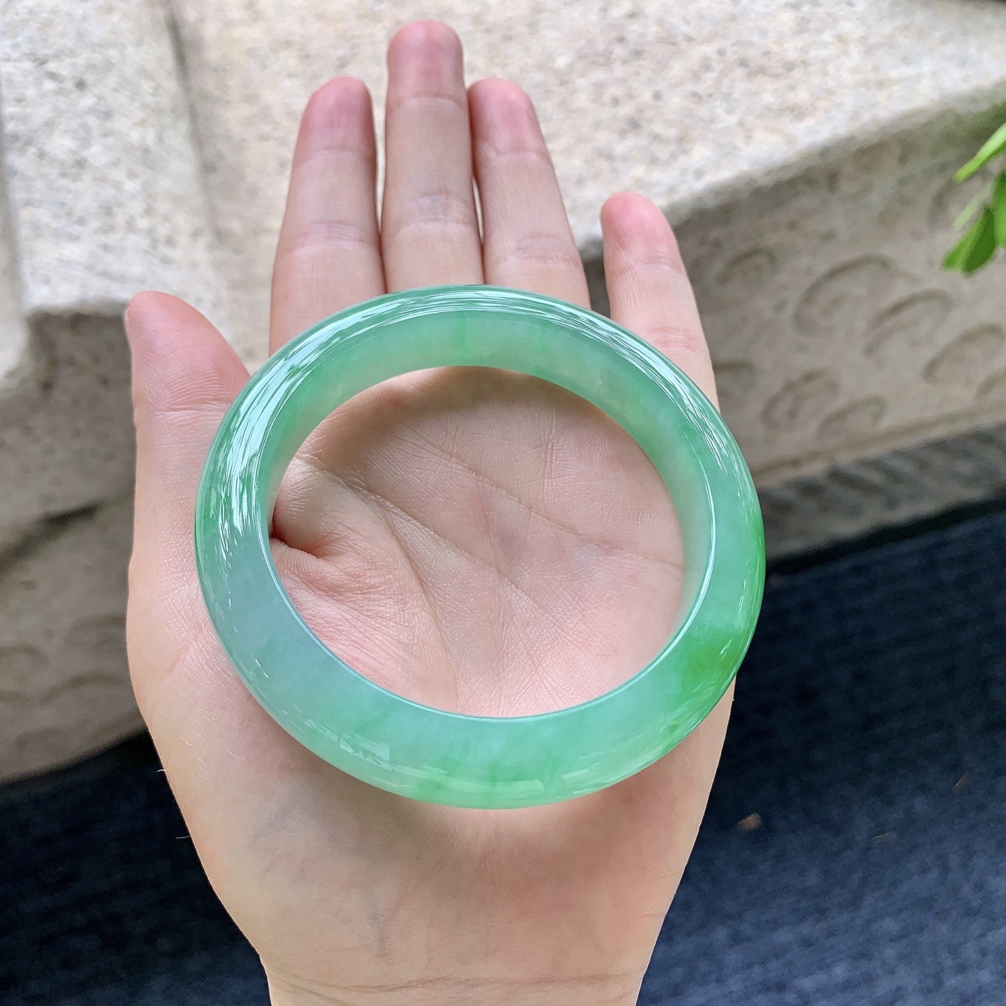 正圈55 56，圈口56.7/12.4/9.3，编码G7090238，冰糯飘绿，水润，种老，细腻，无裂。