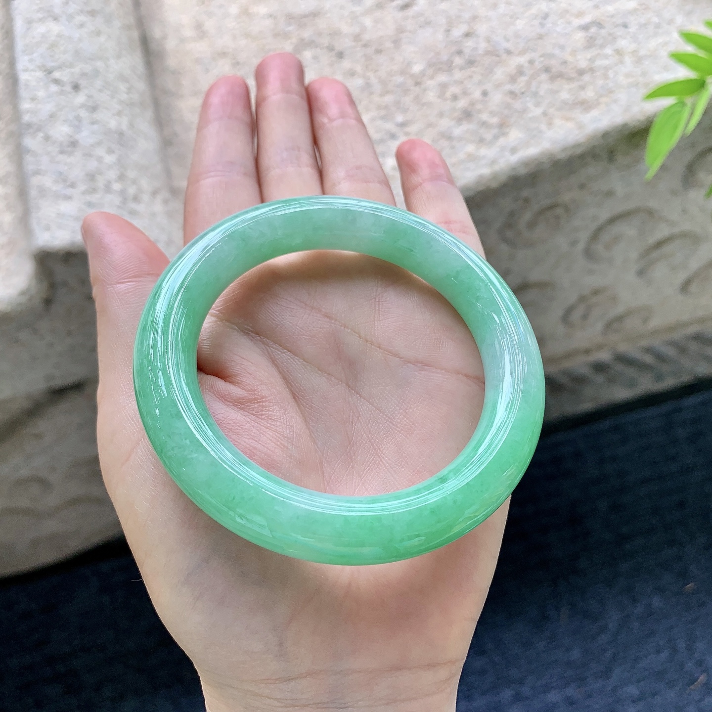 圆条54 55，阳绿，水润，种老，细腻，无裂。