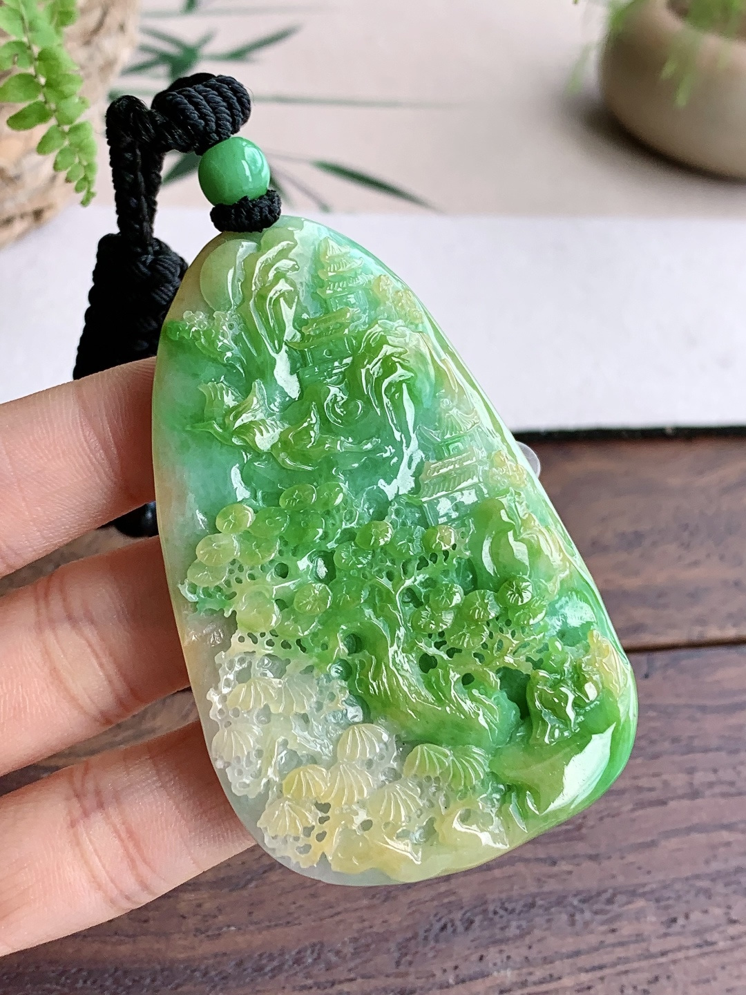 糯冰黄加绿大山水牌吊坠,缅料,性比高,双面雕,超厚,尺寸70.7-45.7-10,重量61克