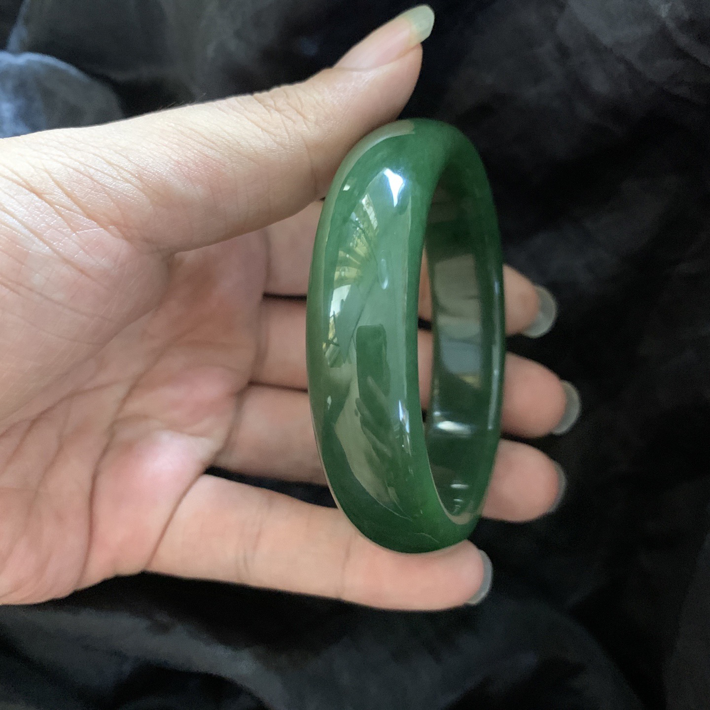 收藏款，和田玉碧玉57.8圈口菠菜绿宽条手镯，镯型古朴典雅。在诗情画意的雨巷相遇，你是我腕间的一抹风