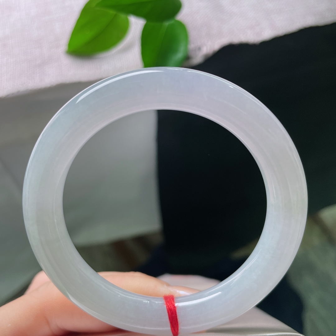 浅紫圆条，无裂，种水通透，水头充盈，镯身泛着柔和的胶润水光，玉质细腻温润，自带朦胧的玉光。ss58055a
