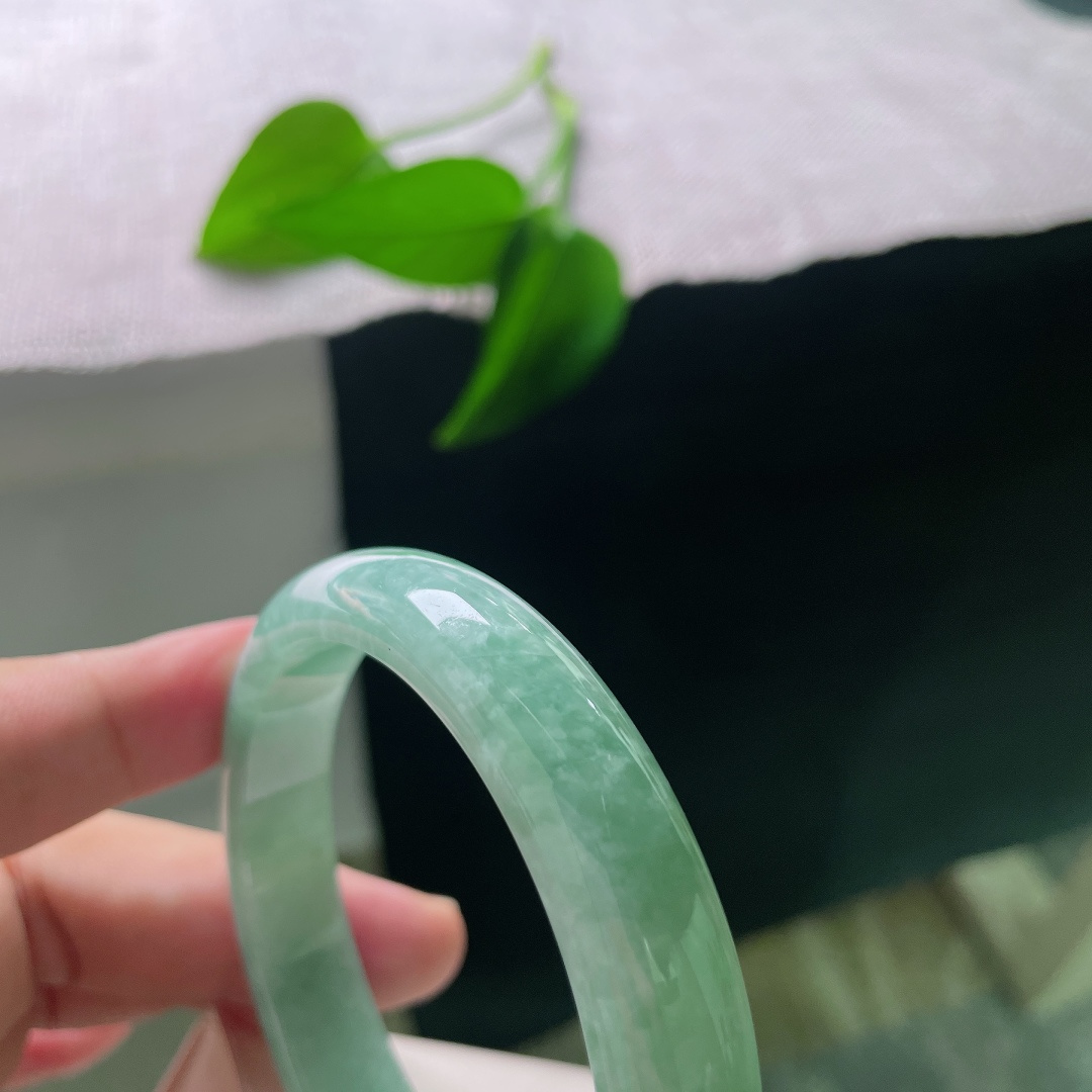 绿底正圈，有纹，满圈清新绿意，玉质细腻，色调清爽舒适，温柔不厚重，上手清新怡人，很衬肤色。ss57917a