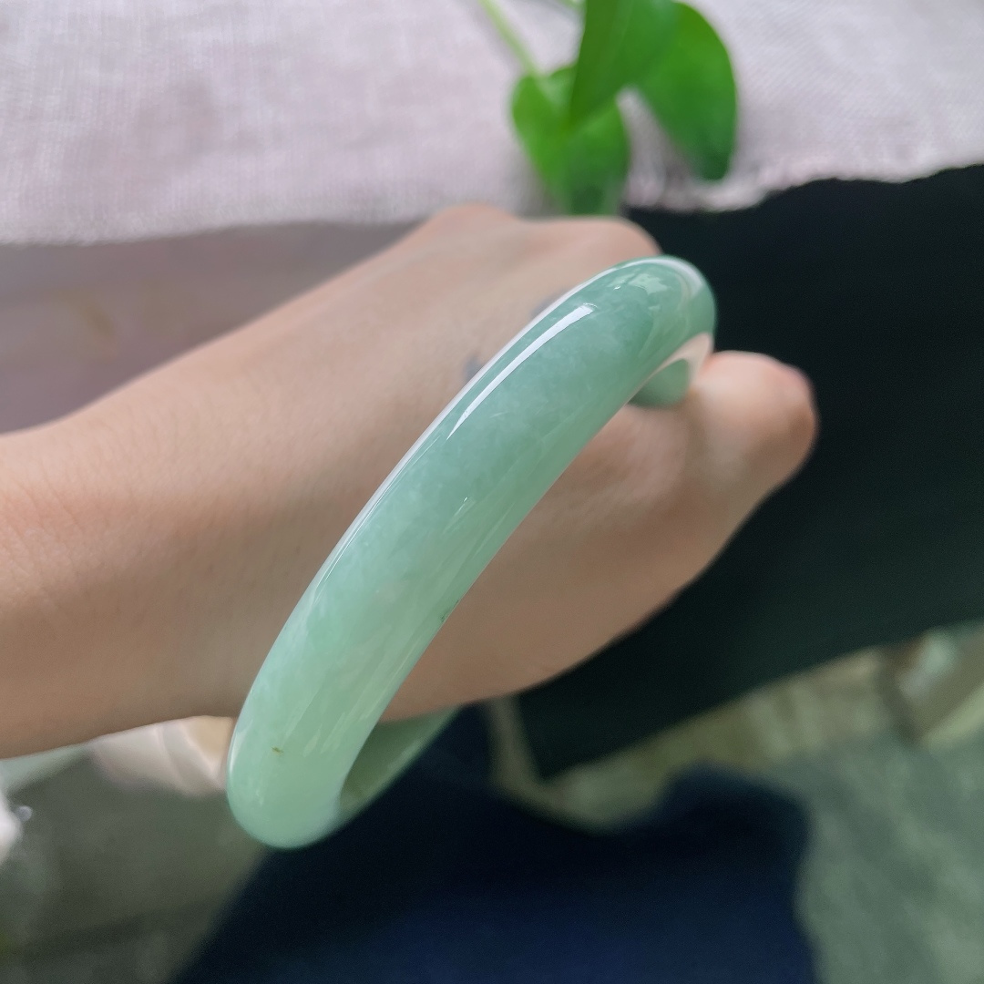 62.8/11.5/8.2，绿底正圈，一点皮纹，简约大方的款式，不挑年龄，自留佩戴或是送礼都很合适。ss57935a