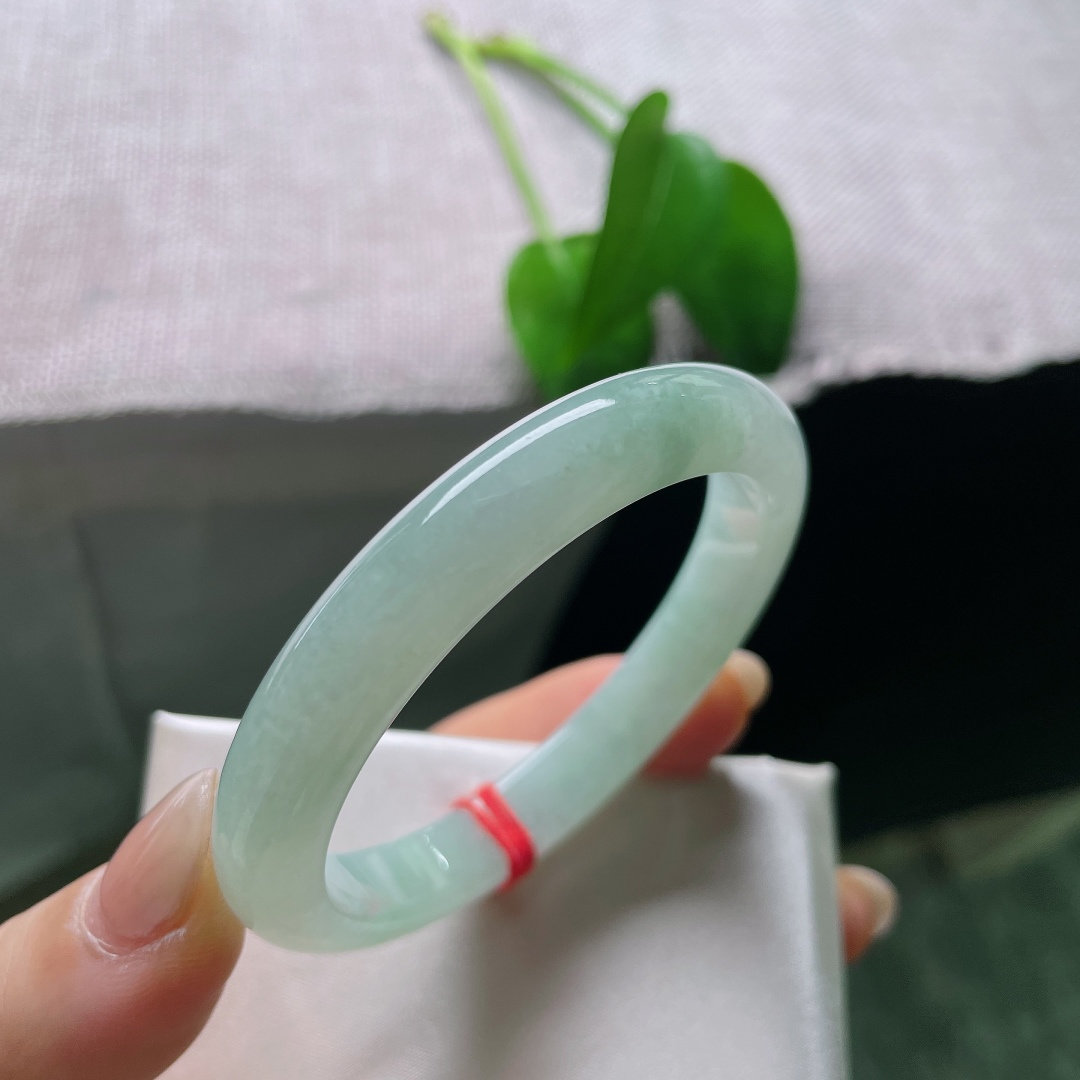 浅绿底正圈，果冻底，细润，素雅不张扬，佩戴不失甜美，皮纹，ss58011a