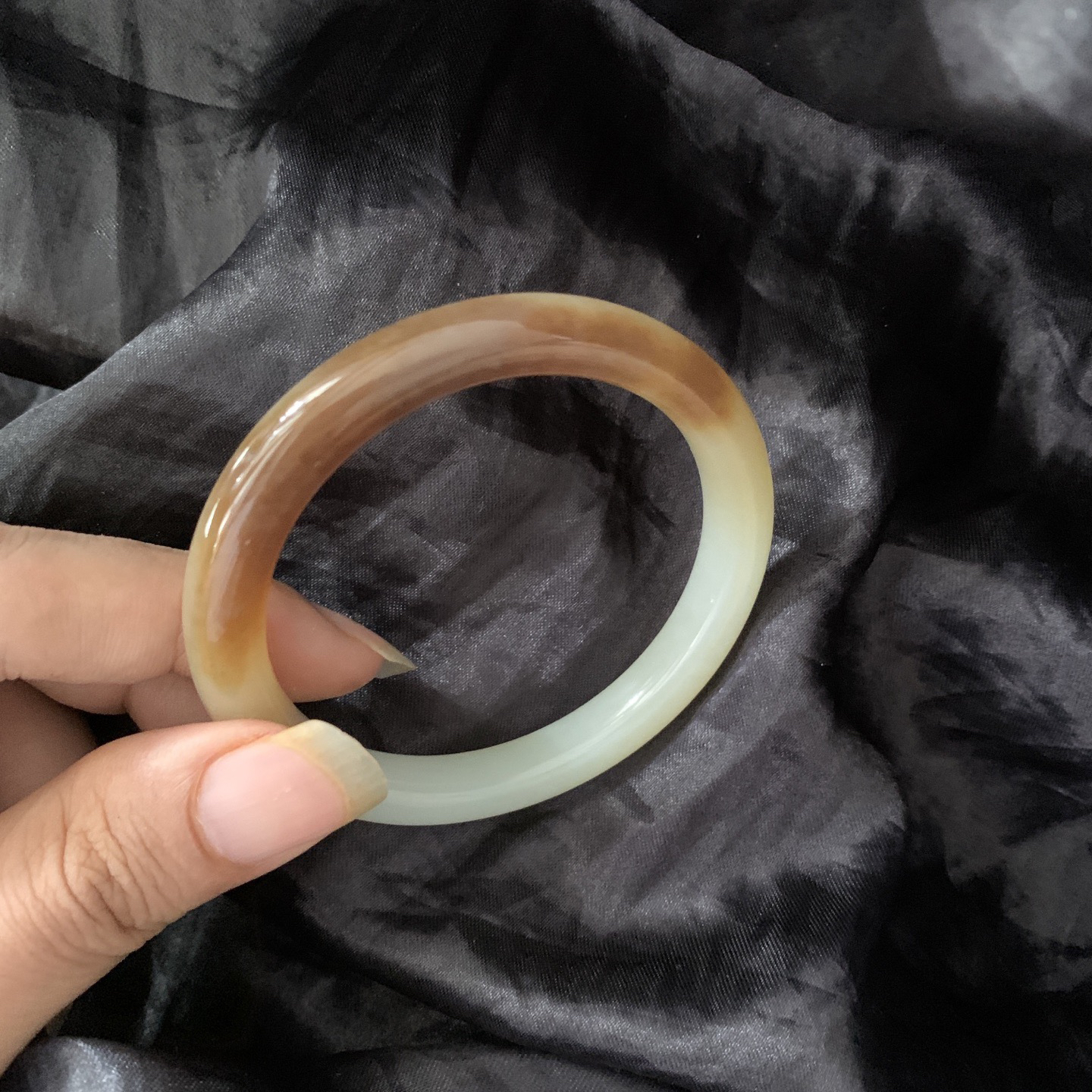 57圈口和田玉且末糖手镯，镯形好，你是我腕间的一抹风情，有你的日子尽显含蓄高贵典雅，品质高